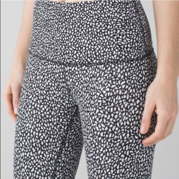 Lululemon Wunder Under Crop Hi-Rise Leggings Miss Mosaic Black Size 6 - Flaw - Picture 2 of 12